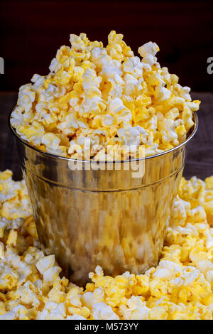 Il Popcorn cosparso con furikake, un condimento giapponese fatta di semi di sesamo, sale, Foto Stock