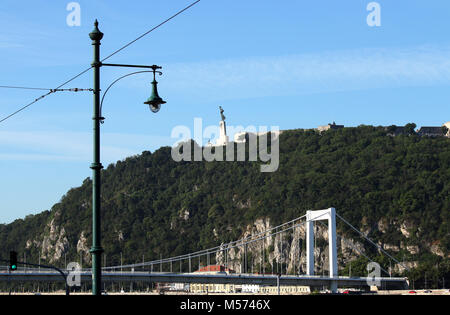 Il ponte Elisabetta e la collina Gellert Budapest City Ungheria Foto Stock