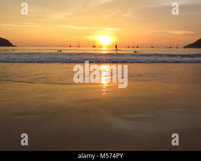 Silhouette di navi a vela al tramonto Nai Harn Beach Phuket Island Foto Stock