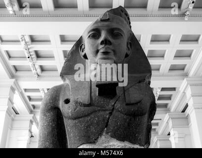 Colossale busto di granito delle giovani Memnon Ramesse II al British Museum (storia umana, arte & cultura). Londra, Inghilterra, Regno Unito. Immagine in bianco e nero. Foto Stock