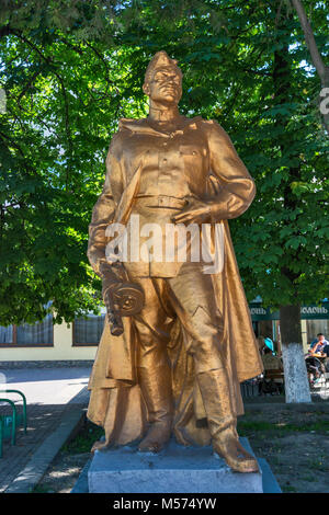 Soldato sovietico statua, collocato dopo WW2, nella città di Rakhiv, Carpazi, Hutsul regione dei Carpazi, Ruthenia Zakarpattia, Oblast di Ucraina Foto Stock