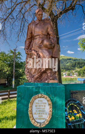 Soldato sovietico statua, collocato dopo WW2, nella città di Verkhovyna, Carpazi, Hutsul Regione, Pokuttya, Regione Prykarpattia, Ucraina Foto Stock