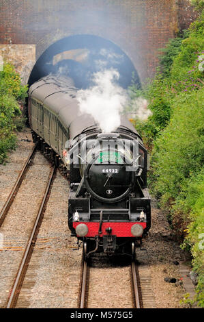 LMS Black Five No 44932 arrivo a Kemble con la Cathedrals Express railtour, 12th agosto 2010. Foto Stock