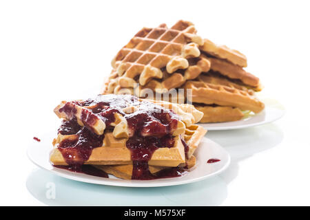 Deliziose frittelle dolci con marmellata Foto Stock