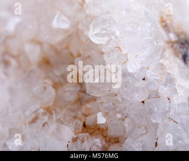 Alto grado di Aurora Rainbow cluster di quarzo da India Foto Stock