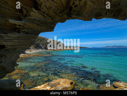 Dipinto di scogliere a Maria Island National Park costa est della Tasmania, Australia. Foto Stock