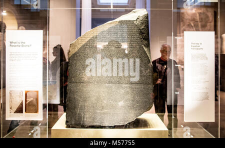 La Rosetta Stone nel British Museum London REGNO UNITO Foto Stock