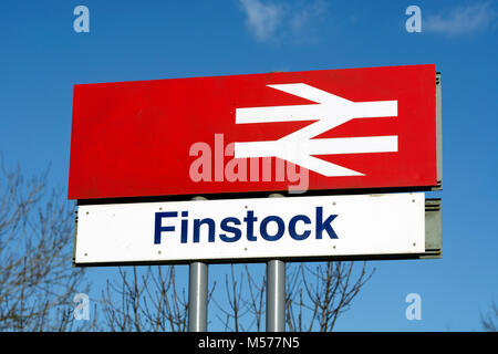 Finstock stazione ferroviaria segno, sulla linea di Cotswold, Oxfordshire, England, Regno Unito Foto Stock