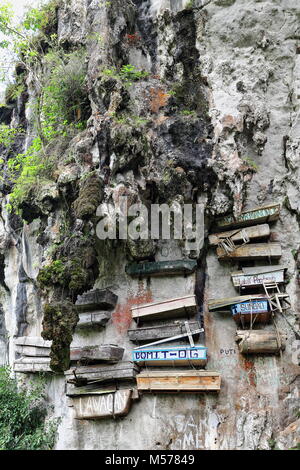 Sagada, Philippines-October 9, 2016: la pratica Igorots unici costumi funerari-i defunti vengono sepolti in bare legato o inchiodato alle scogliere. Sagada-Moun Foto Stock