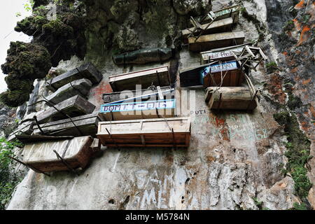 Sagada, Philippines-October 9, 2016: la pratica Igorots unici costumi funerari-i defunti vengono sepolti in bare legato o inchiodato alle scogliere. Sagada-Moun Foto Stock