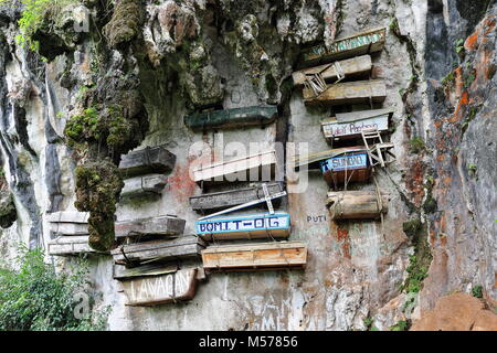 Sagada, Philippines-October 9, 2016: la pratica Igorots unici costumi funerari-i defunti vengono sepolti in bare legato o inchiodato alle scogliere. Sagada-Moun Foto Stock