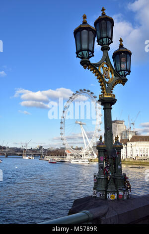 Una diversa e insolita vista del London eye da Waterloo o Westminster Bridge attraverso il fiume Tamigi nel centro di Londra. London eye Ferris Wheel. Foto Stock