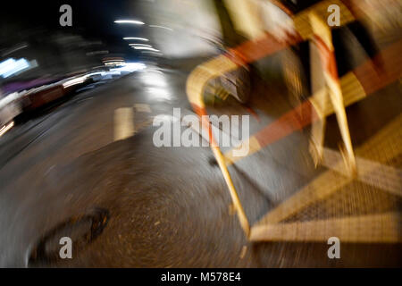 Barriera, nessuna voce, auto, stop, stopp, passaggio, metallo, street, modo, spostare, stop, tenere su, pericolose, vietato, motion blur, auto, Monaco di Baviera, Foto Stock