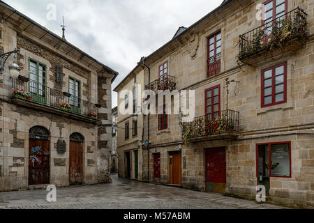 Vecchio galiziano tipiche case nella città vecchia di Lugo. Ex palazzi con il blasonato facciate di pietra, regione della Galizia, Spagna Foto Stock