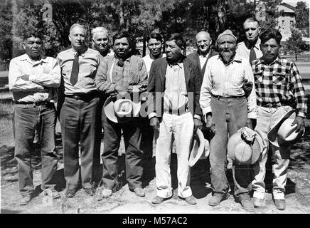 Grand Canyon storica . Foto scattata in occasione dell intera HAVASUPAI TRIBALI RIUNIONE DEL CONSIGLIO CON IL presso il villaggio di Grand Canyon. Da sinistra a destra, JIM CROOK, MEMBRO DEL CONSIGLIO E ORDINATO Ministro episcopale. H.C. BRYANT, soprintendente GRCA. Il soprintendente TOM DODGE DI TRUXTON CANYON agenzia indiana. LEMUEL PAYA, presidente del consiglio tribale. REED WATAHOMAGIE, segretario e interprete, non un membro del consiglio. DUDLEY MANAKACH, primo capo delle tribù SUPAI e membro del consiglio. WILLIAM H. ZEH, direttore regionale dei servizi indiano. BIG JIM, membro del consiglio. L.A. GARRISON, assistente sovrintendente Foto Stock