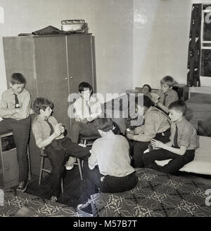 1968, South London, England, Regno Unito, storiche, i ragazzi a uno stato boarding school giocando a carte in un dormitorio. Foto Stock