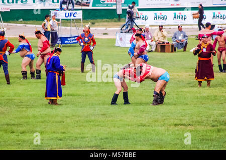 Ulaanbaatar, in Mongolia - Luglio 11, 2010: lottatori competere durante Nadaam, Mongolia il più importante festival. Radici affondano in guerriero mongolo tradizioni. Foto Stock