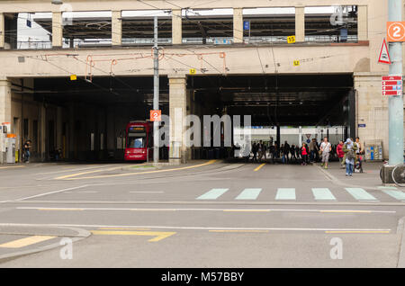 Vista di Gare Cornavin TPG Tram 14 e il Tram 18 fermata a Ginevra, Svizzera. Foto Stock