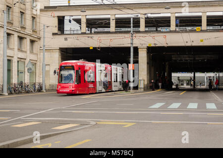 A Stadler Tango tramcar uscita Gare Cornavin TPG Tram 14 e il Tram 18 fermata a Ginevra, Svizzera. Foto Stock