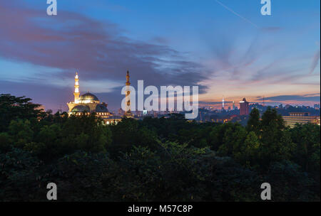 Imponente e bellissima alba cielo sopra il territorio federale di Kuala Lumpur moschea, Malaysia. Foto Stock