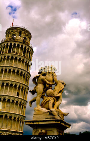 La Torre Pendente di Pisa è stata chiusa al pubblico per più di un decennio (1990 - 2001). Durante questo tempo, un progetto di ingegneria ha avuto luogo in a Foto Stock