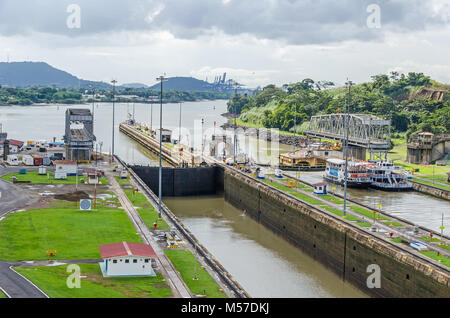 Balboa harbour con ingresso o canale di uscita che conduce all'Oceano Pacifico (Golfo di Panama) come visto da Miraflores Locks del Canale di Panama. Foto Stock