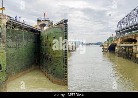 Miraflores Locks del Canale di Panama con cancelli di blocco chiusura per riempire la camera con acqua e per sollevare le navi Foto Stock