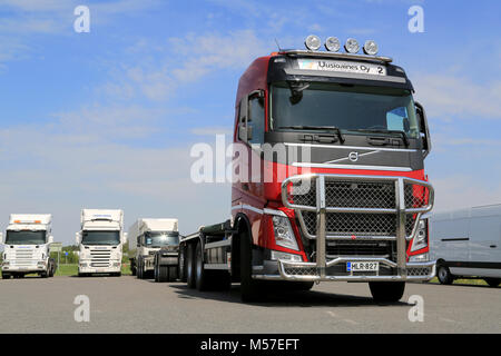 FORSSA, Finlandia - 25 Maggio 2014: Rosso Volvo Truck FH della società Uusioaines Ltd. Finlands azienda leader nel settore del riciclaggio del vetro è specializzato in colle Foto Stock