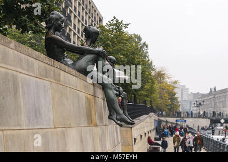 Berlino - 18 ottobre 2016: Statue lungo il fiume Sprea banca di fronte alla Cattedrale di Berlino Foto Stock