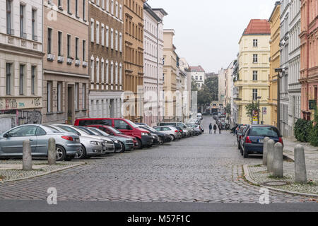Berlino - 18 ottobre 2016: la gente camminare lungo una bella strada di Berlino Foto Stock