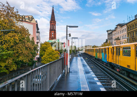 Berlino - 19 ottobre 2016: Metro arriva a Gorlitzer Bahnhof di Berlino, Germania Foto Stock