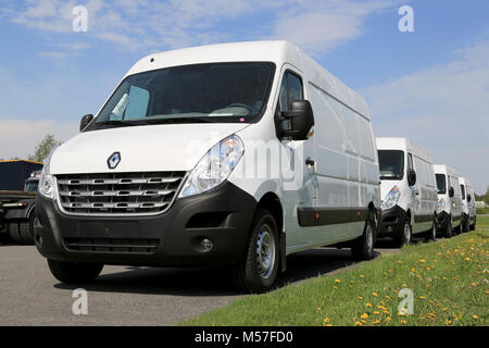 FORSSA, Finlandia - 25 Maggio 2014: fila di terza generazione di Renault Master furgoni. I camion della Renault presenta la nuova Renault Master presso il CV mostrano in Birmingh Foto Stock