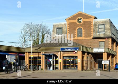 Esterno di Shepperton stazione ferroviaria Shepperton Surrey in Inghilterra REGNO UNITO Foto Stock