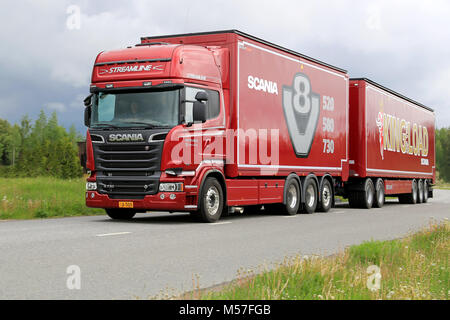 LIETO, Finlandia - 30 Maggio 2014: Scania R730 Euro 6 V8 carrello per truciolo cala su di una guida di prova. Scania presenta la nuova gamma a Scania Euro 6 V8 Road Foto Stock