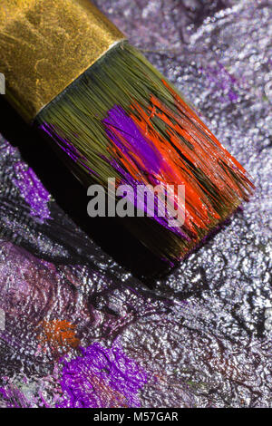 Spazzola, fiocco, macro, tavolozza villi, vernice, rosso, viola, dettaglio shine, ombra in paint Foto Stock