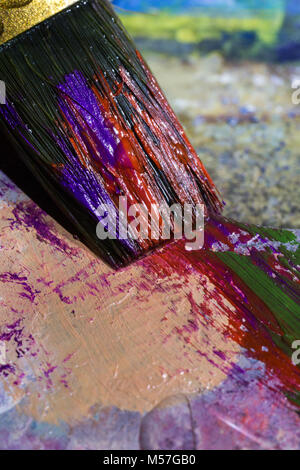 Spazzola, fiocco, macro, tavolozza villi, vernice, rosso, viola, dettaglio shine, ombra in paint Foto Stock