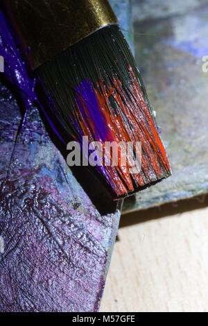 Spazzola, fiocco, macro, tavolozza villi, vernice, rosso, viola, dettaglio shine, ombra in paint Foto Stock