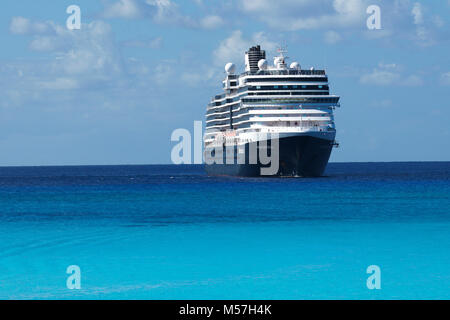 La nave di crociera Niew Amsterdam in Half Moon Cay, Bahamas Foto Stock