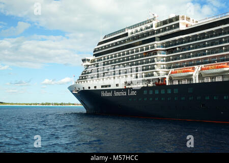 La nave di crociera Niew Amsterdam in Half Moon Cay, Bahamas Foto Stock