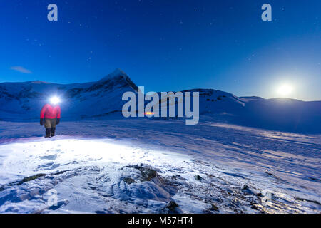 Persona con tenda sulla luna piena nella neve,Kungsleden o king's trail,provincia della Lapponia,Svezia,Scandinavia Foto Stock