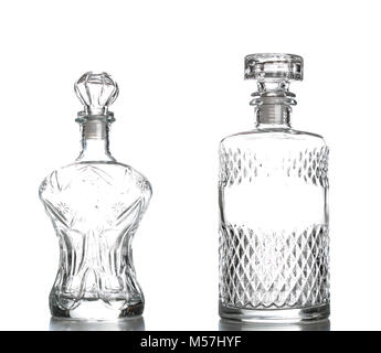 Decantatore liquore fatto di vetro isolato su sfondo bianco,Crystal decanter. Foto Stock