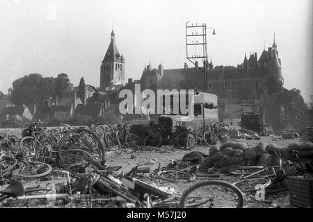 Caos sulle strade di Macon, Francia nel giugno 1940 durante la Battaglia di Francia. Il corpo di un uomo giace tra i cicli e un proiettile lacerato deleivery van. Pic presi tra 17/6/1940 - 29/6/1940 Foto Stock