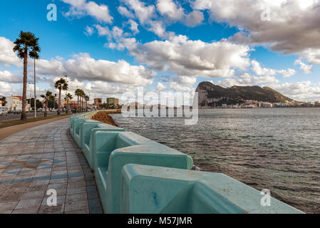 Passeggiata di spagnolo La linea comune con la città e la Rocca di Gibilterra su uno sfondo. Foto Stock