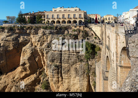 Puente Nuevo bridge e architettura della città vecchia, uno dei più famosi villaggi bianchi in Andalusia, Spagna Foto Stock