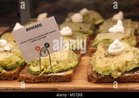 Segno per un avocado sandwich aperto sul display in un food court restaurant. Foto Stock