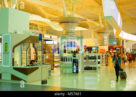 TEHRAN, IRAN - 18 Maggio 2017: Duty free shop in Tehran Imam Khomeini International Airport. L'aeroporto è il principale aeroporto internazionale di Teheran Foto Stock