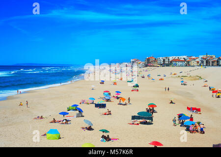 ESPINHO, Portogallo - 30 LUG 2017: persone all'Ocean Beach in alta stagione. Il Portogallo famosa destinazione turistica per lâ€™s ocean beaches. Foto Stock