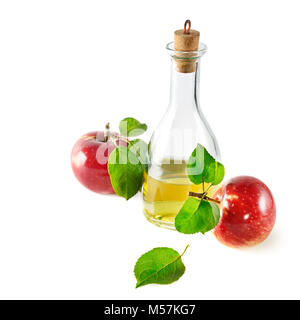 Le mele rosse e apple di aceto di sidro isolato su bianco. Concetto - frutta fresca e il cibo dal proprio giardino. Foto Stock