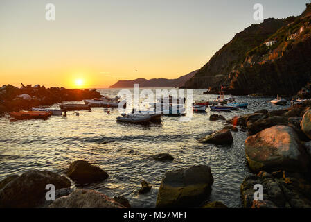 Cinque Terre, Italia - 15 agosto 2017: Splendida tramonto sul mare Adriatico e le navi a Riomaggiore Foto Stock