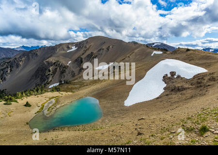 Color turchese tarn arroccato in una zona alpina lungo il Grand Pass Trail, a circa un miglio dal punto di ostruzione sentiero, visitati durante una Foto Stock